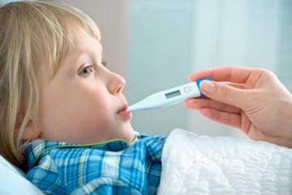 این نشانه ها را در کودکتان جدی بگیرید بیماریهای شایع کودکان و تب طولانی